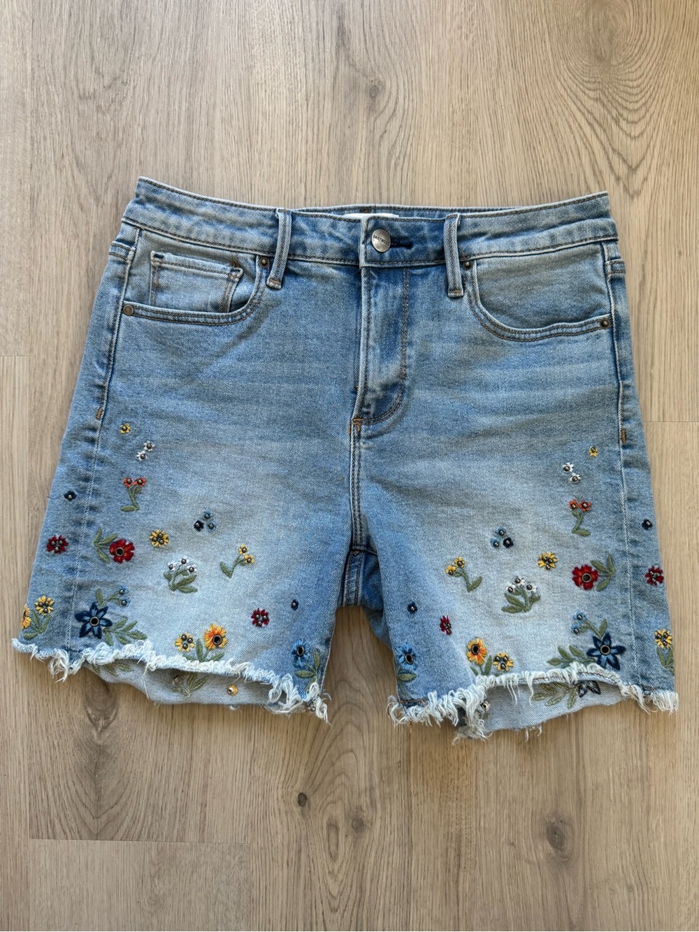 Driftwood Embroidered Light Blue Denim Floral Grommet Shorts Frayed Hem Size 26